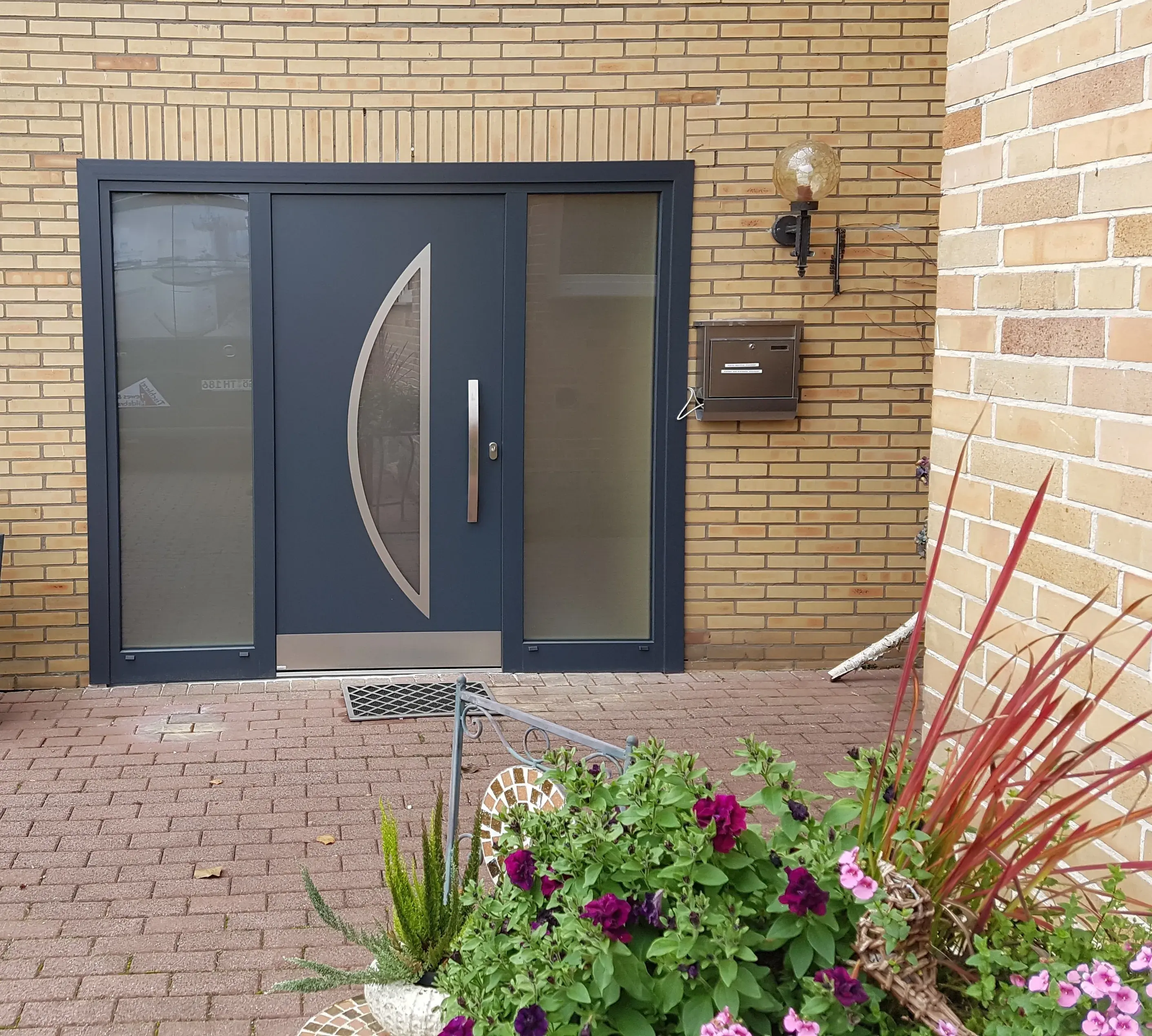 Haustür mit zwei Glasseiten. 