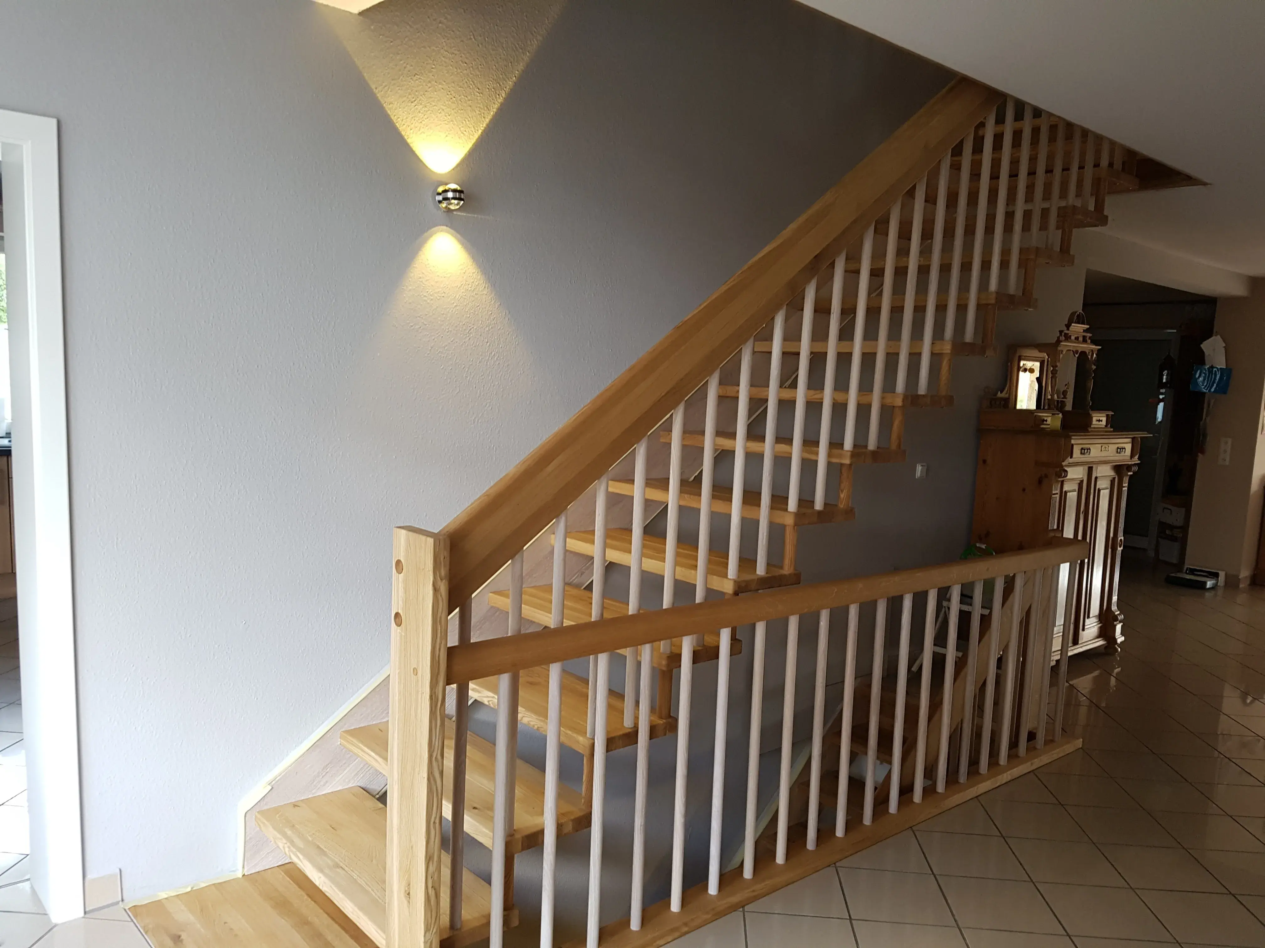 Treppe mit hölzernem Lauf