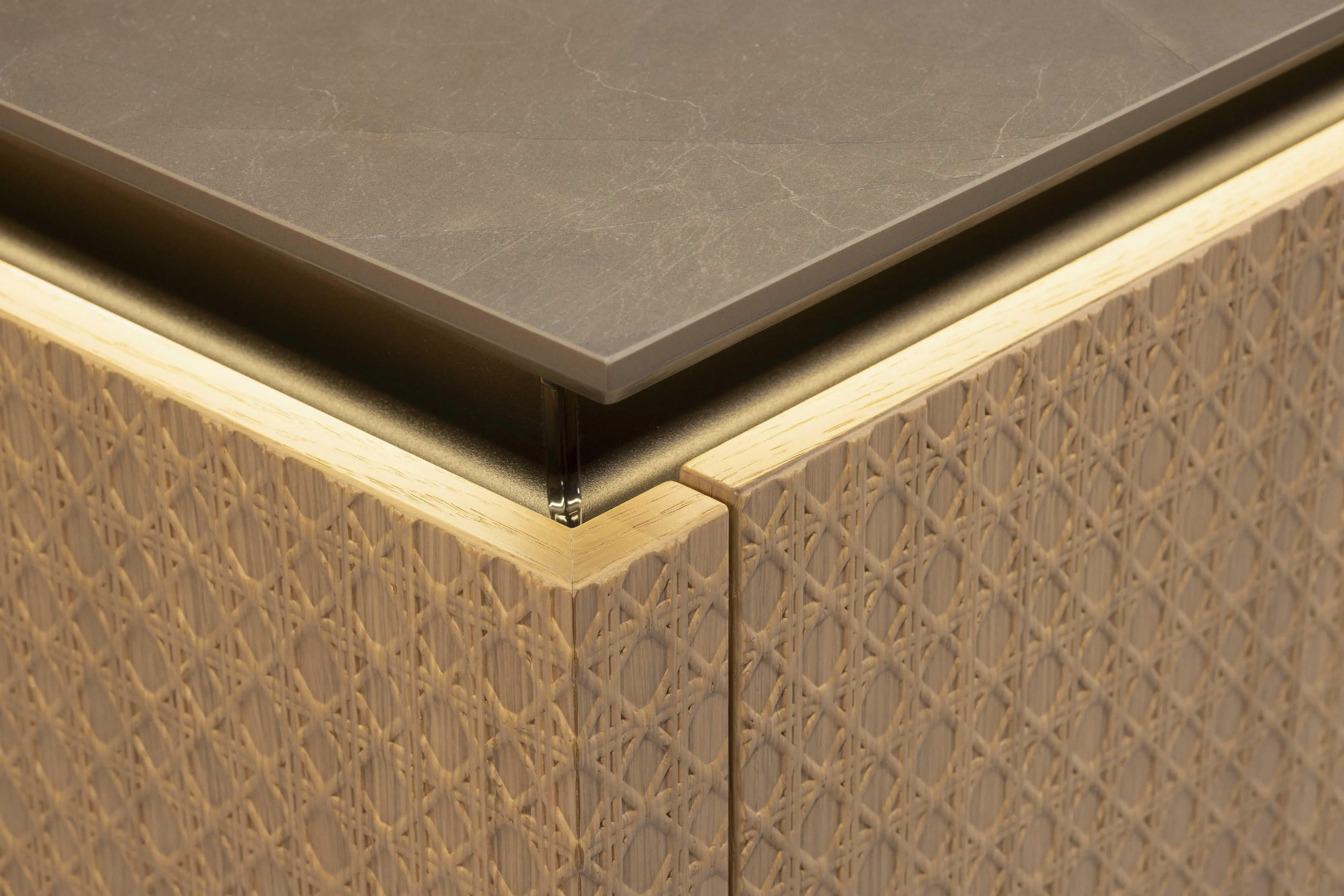 APL: Pulpis (Keramik) 25 mm Front: AV 6085-GL Eiche-elegant Echtholzfurnier (PURemission) Korpus: 2085 Designkorpus Feineiche-natur Griff: Kehlleiste 355 Schwarz matt Geräte: Siemens  Armatur: Gessi Spüle: ?  Features: neue Oberfläche Wiener Geflecht in Echtholzfurnier, Oberflächenmix, Waschbecken (Spülstein) in APL-Material, schwebende Arbeitsplatte durch Lichtleiste, APL abgekantet (schwebend), Backöfen in Wand eingekoffert, 3 Materialfarben.